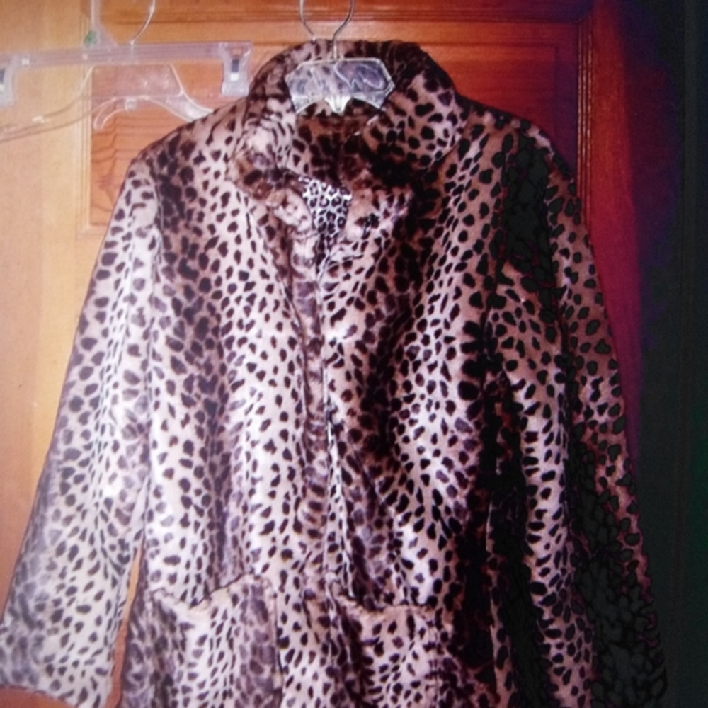 Womens size M plush faux Leopard Pattern fur NEW